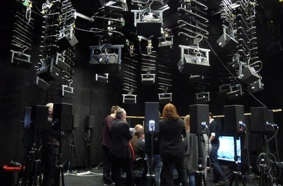 Workshop-Teilnehmer lernen im Zeiss-Planetarium Jena das 3D-Sound-Systems "SpatialSound Wave" des Ilmenauer Fraunhofer-Instituts kennen